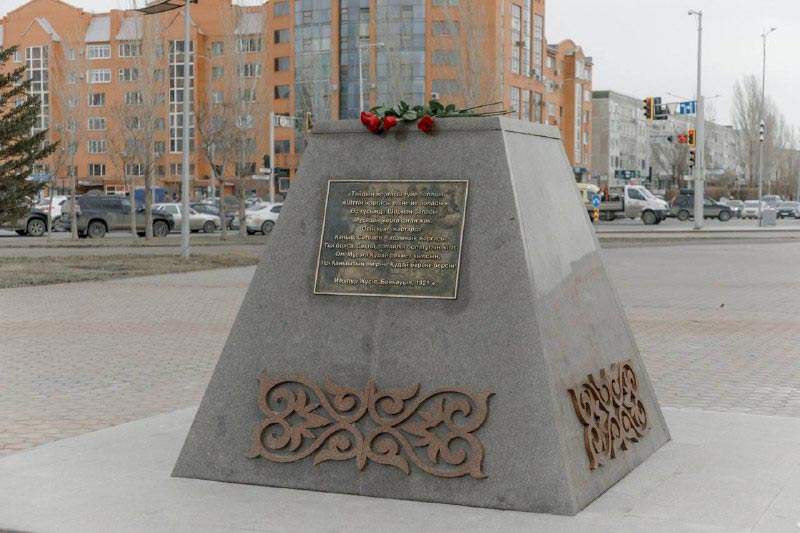 Руководство KAZENERGY возложило цветы к памятнику К.Сатпаева в Астане — фото 9