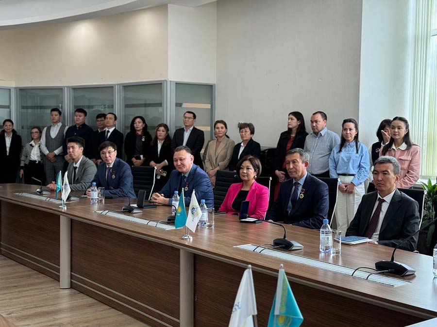 По представлению KAZENERGY в честь 125-летия казахстанской нефти представители членов Ассоциации, внесшие значительный вклад в развитие нефтегазовой отрасли страны, были награждены в Акорде государственными наградами. — фото 10