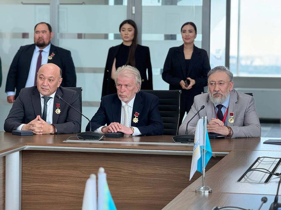 По представлению KAZENERGY в честь 125-летия казахстанской нефти представители членов Ассоциации, внесшие значительный вклад в развитие нефтегазовой отрасли страны, были награждены в Акорде государственными наградами. — фото 11