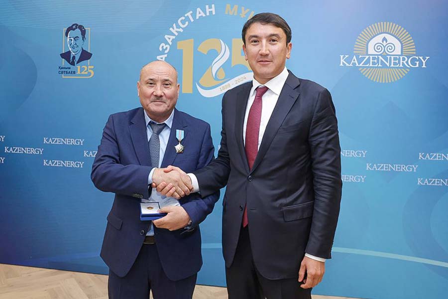 В KAZENERGY наградили представителей членов Ассоциации и ветеранов отрасли госнаградами и юбилейными медалями — фото 18